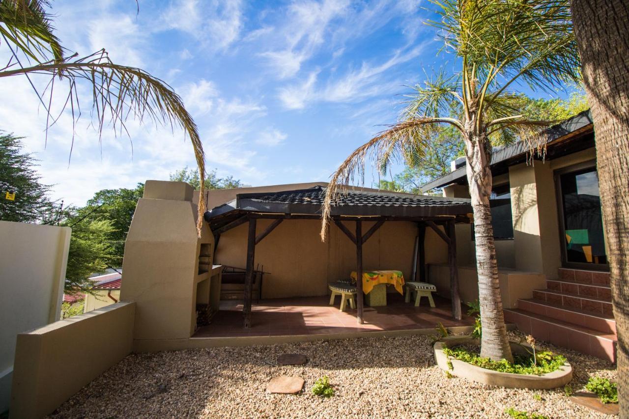 John-Lou'S One-Bedroom Apartment Windhoek Bagian luar foto