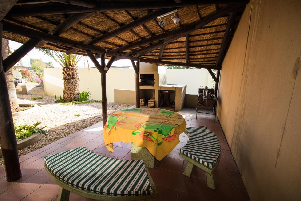 John-Lou'S One-Bedroom Apartment Windhoek Bagian luar foto
