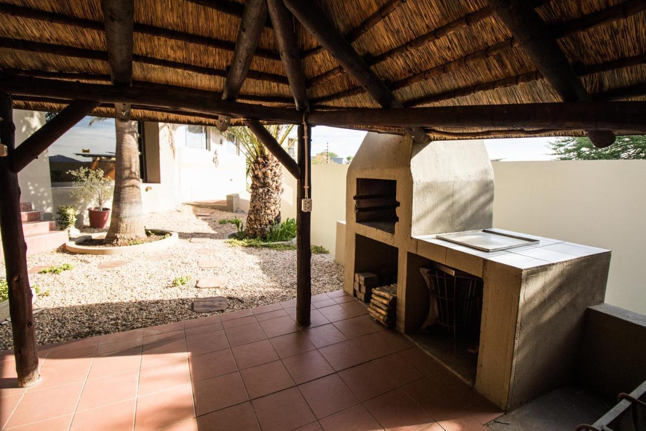 John-Lou'S One-Bedroom Apartment Windhoek Bagian luar foto