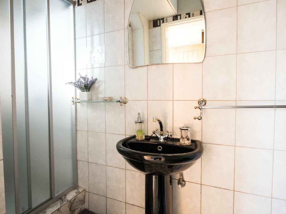 John-Lou'S One-Bedroom Apartment Windhoek Bagian luar foto