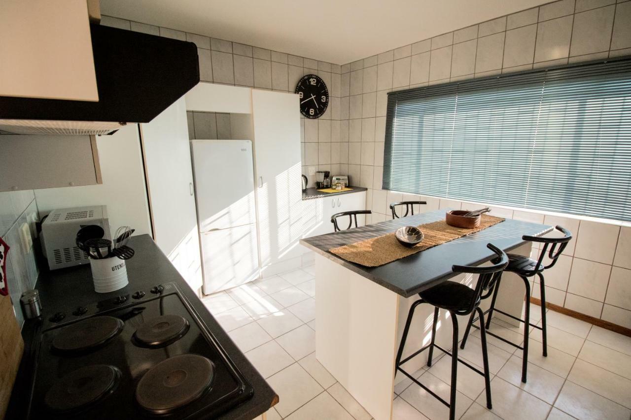 John-Lou'S One-Bedroom Apartment Windhoek Bagian luar foto