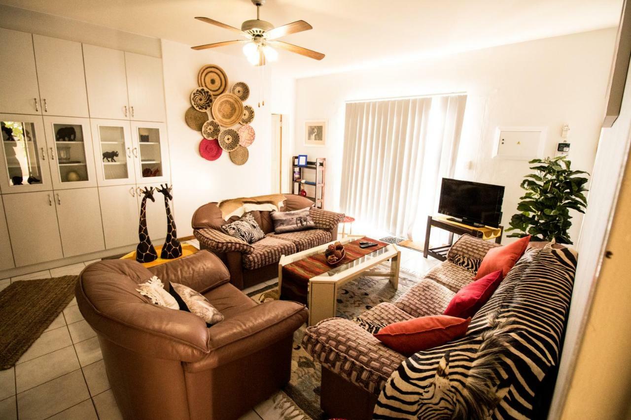 John-Lou'S One-Bedroom Apartment Windhoek Bagian luar foto