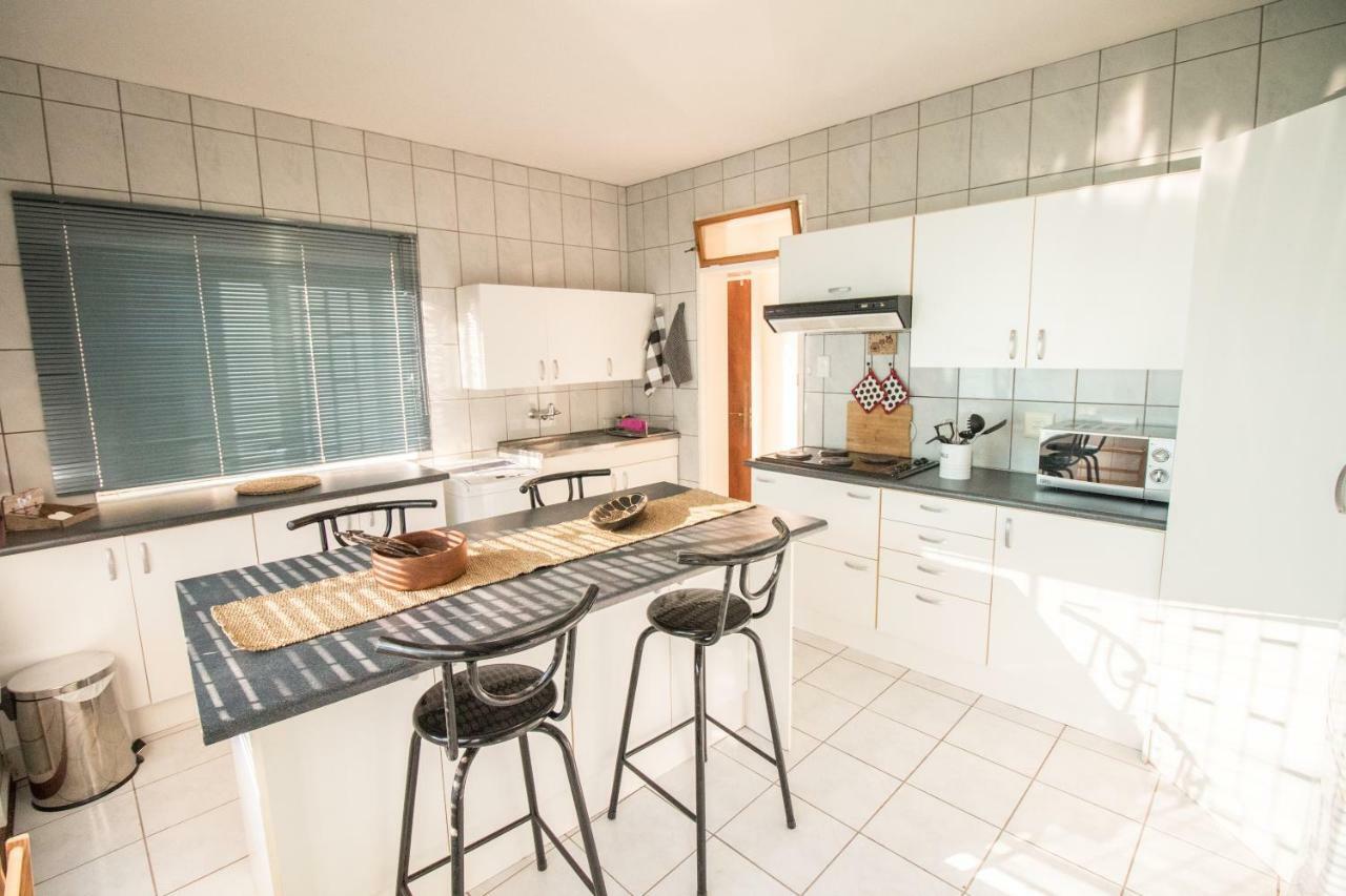John-Lou'S One-Bedroom Apartment Windhoek Bagian luar foto