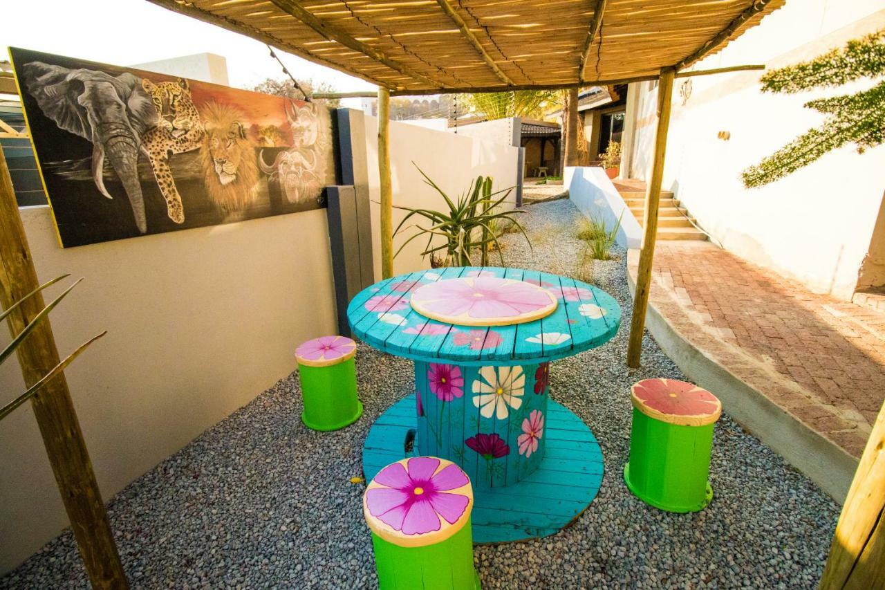 John-Lou'S One-Bedroom Apartment Windhoek Bagian luar foto