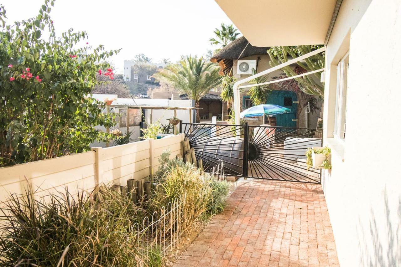 John-Lou'S One-Bedroom Apartment Windhoek Bagian luar foto