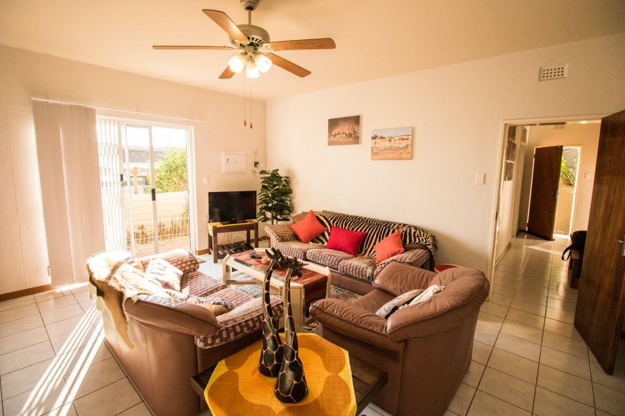 John-Lou'S One-Bedroom Apartment Windhoek Bagian luar foto