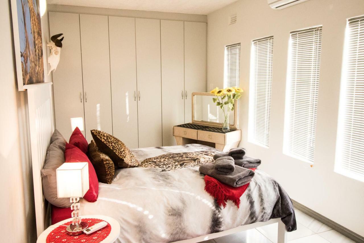 John-Lou'S One-Bedroom Apartment Windhoek Bagian luar foto