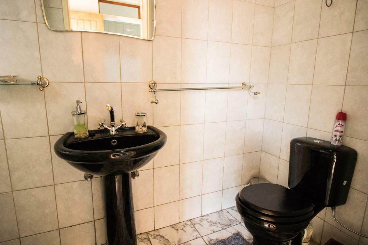 John-Lou'S One-Bedroom Apartment Windhoek Bagian luar foto