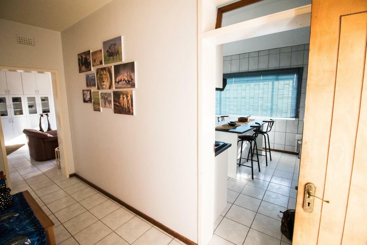 John-Lou'S One-Bedroom Apartment Windhoek Bagian luar foto