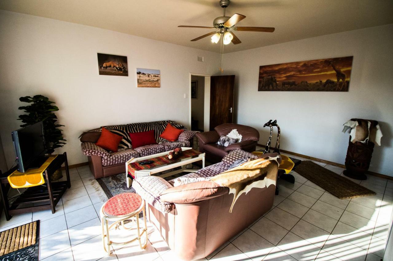John-Lou'S One-Bedroom Apartment Windhoek Bagian luar foto