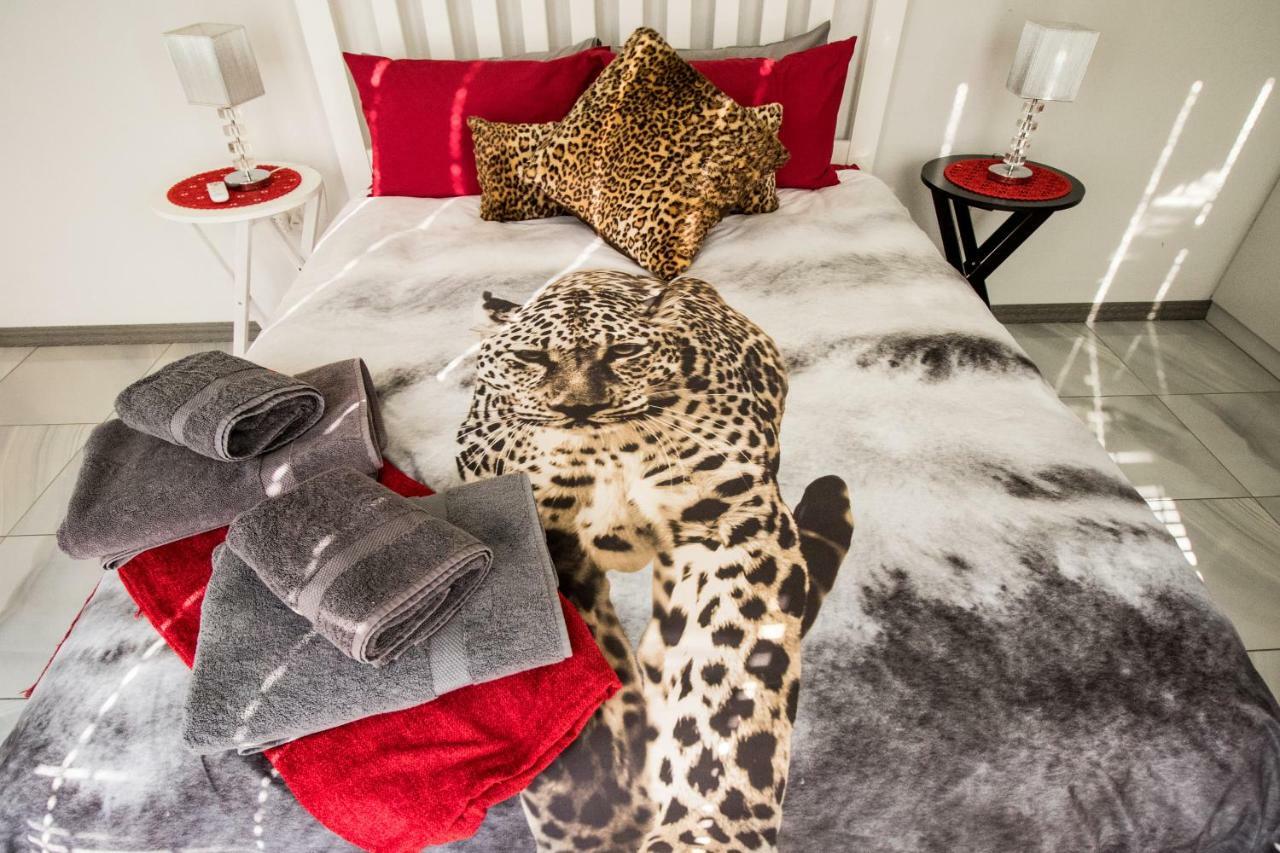 John-Lou'S One-Bedroom Apartment Windhoek Bagian luar foto