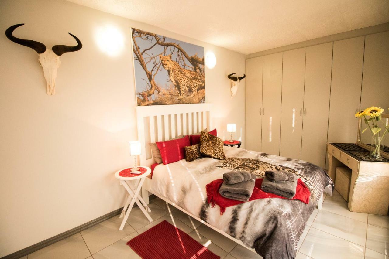 John-Lou'S One-Bedroom Apartment Windhoek Bagian luar foto