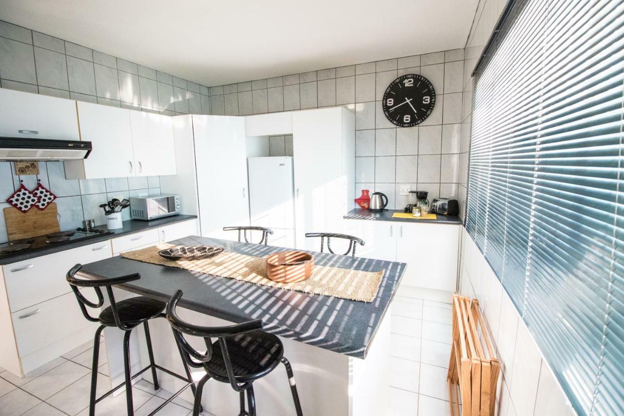 John-Lou'S One-Bedroom Apartment Windhoek Bagian luar foto