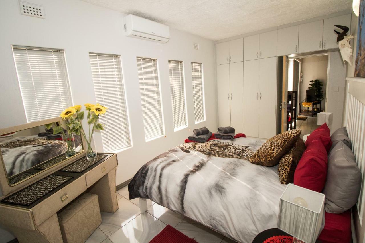 John-Lou'S One-Bedroom Apartment Windhoek Bagian luar foto