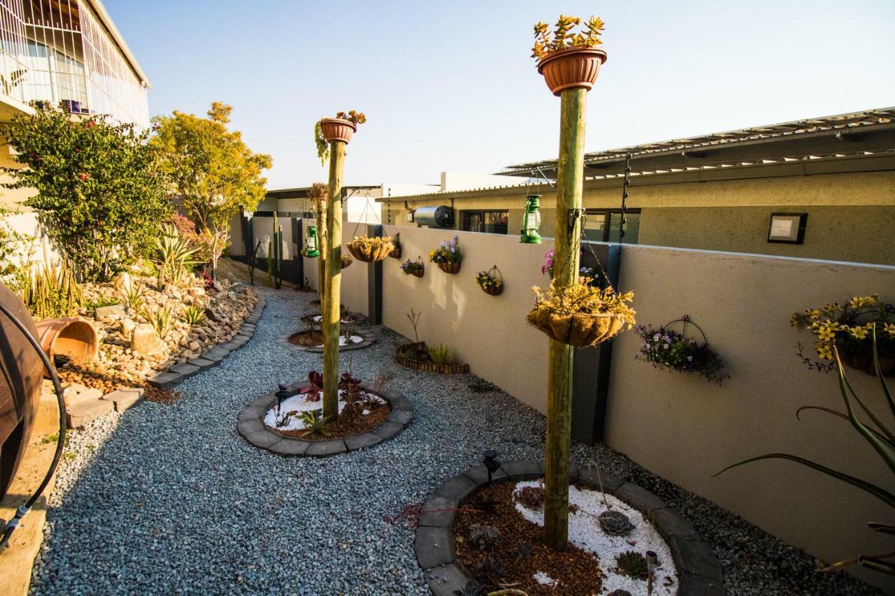 John-Lou'S One-Bedroom Apartment Windhoek Bagian luar foto
