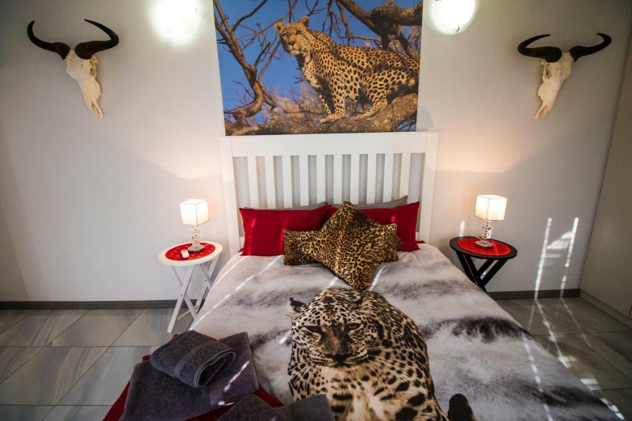 John-Lou'S One-Bedroom Apartment Windhoek Bagian luar foto