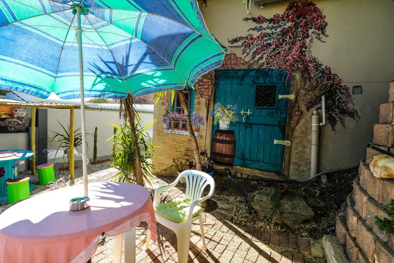 John-Lou'S One-Bedroom Apartment Windhoek Bagian luar foto