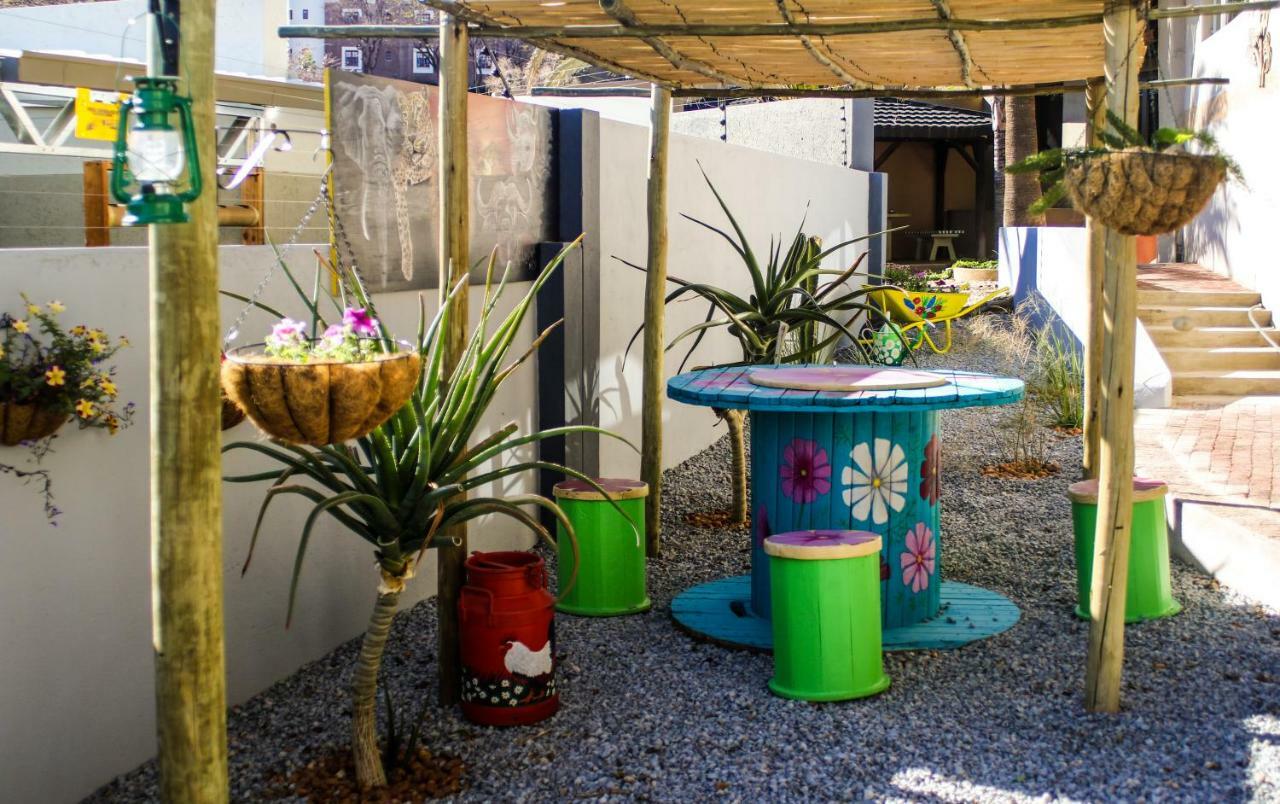 John-Lou'S One-Bedroom Apartment Windhoek Bagian luar foto