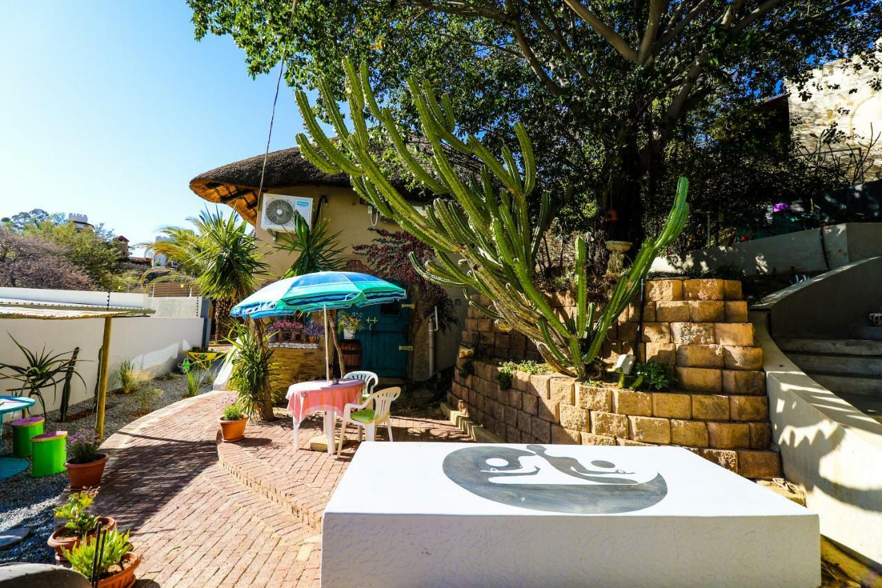 John-Lou'S One-Bedroom Apartment Windhoek Bagian luar foto