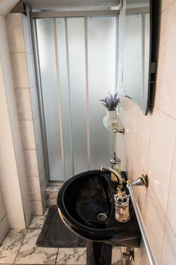 John-Lou'S One-Bedroom Apartment Windhoek Bagian luar foto